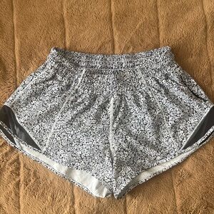 lululemon athletica Black and White Hotty Hot Short 2.5 inch Low/Mid Rise